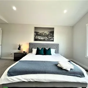 https://villa-luxury-retreat-for-large-groups.calgaryhotelsearch.com