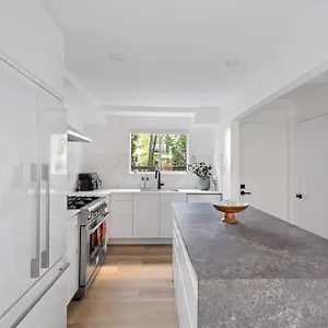https://modern-kitsilano-2-bedroom-home-with-a-hot-tub.richmond-hotels.com